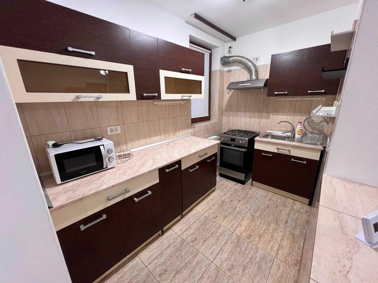 Apartament cu 3 camere semidecomandat în Dobroești