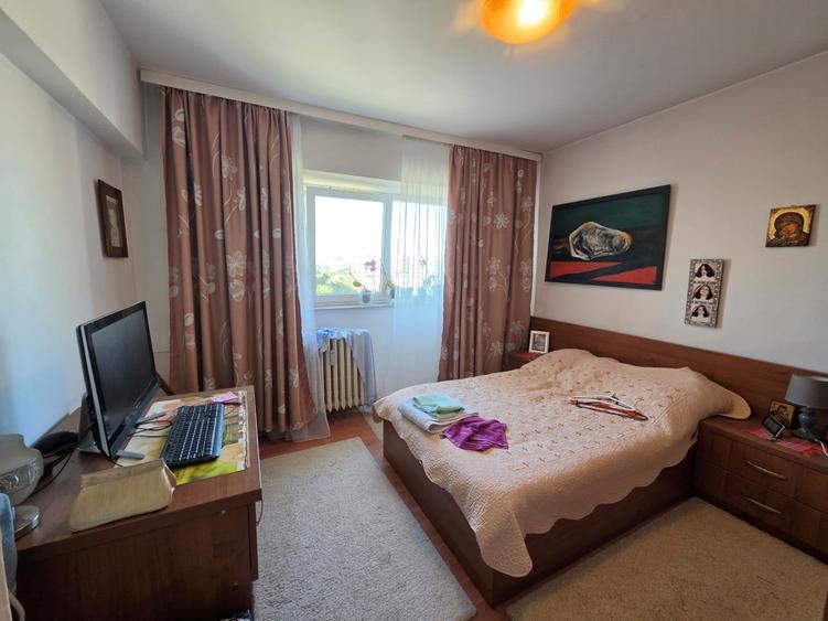 Apartament cu 3 camere semidecomandat în Iancului