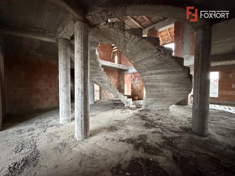 Casă individuală cu 7 camere cu Garaj în Peciu Nou