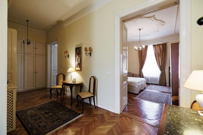 Apartament cu 3 camere semidecomandat, mobilat în Ultracentral