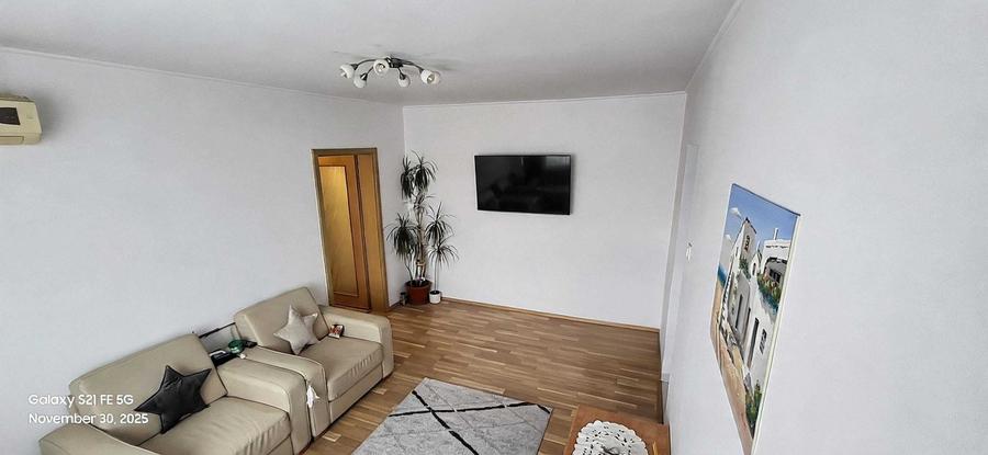 Apartament cu 3 camere semidecomandat în Iancului