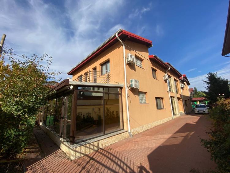Duplex cu 8 camere cu Teren 700 Mp în Păcii