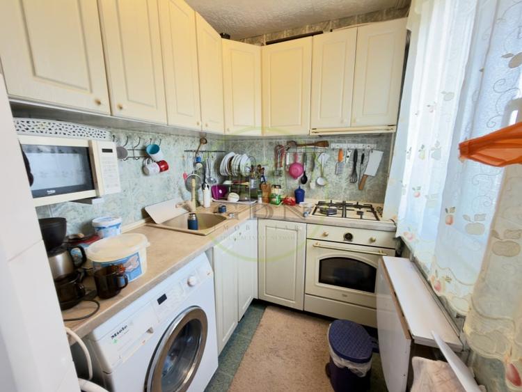 Apartament cu 4 camere semidecomandat în Craiovița Nouă