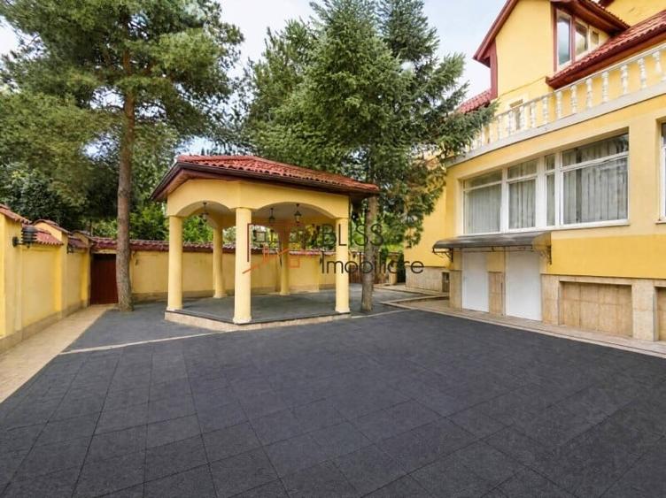 Casă cu 9 camere cu Garaj în Iancu Nicolae
