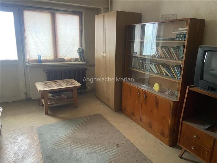 Aparatment 3 camere de vanzare in Focsani , zona Sala Polivalenta, decomandat ,