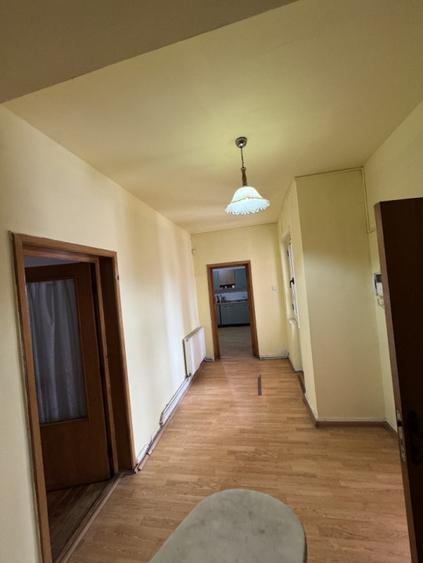 Casă individuală cu 8 camere cu Canalizare în Ultracentral
