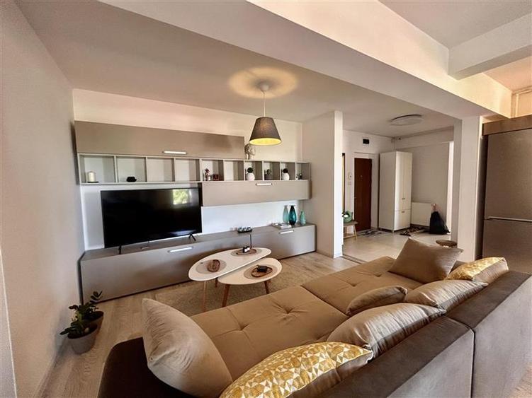 Apartament cu 3 camere decomandat, mobilat în Centrul Civic