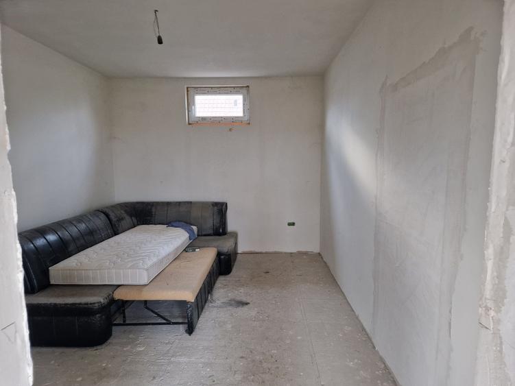 Casă cu 3 camere cu Teren 18000 Mp în Central
