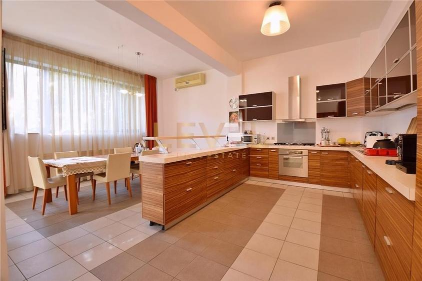 Casă individuală cu 8 camere cu Canalizare în Herăstrău