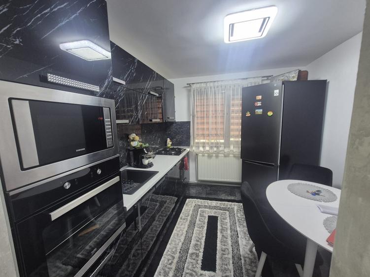 Apartament cu 3 camere semidecomandat, mobilat în Hipodrom