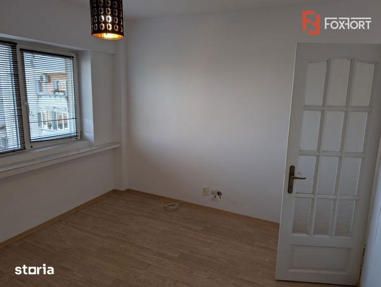 Apartament cu 4 camere decomandat în Intim
