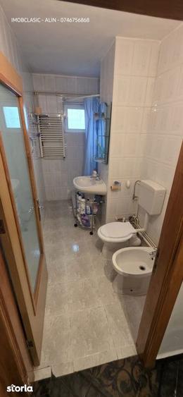 Apartament cu 3 camere decomandat în Micro 6