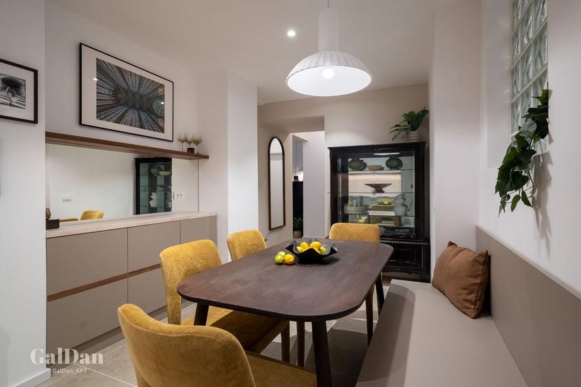 Apartament cu 4 camere semidecomandat, mobilat în P-ța Universității