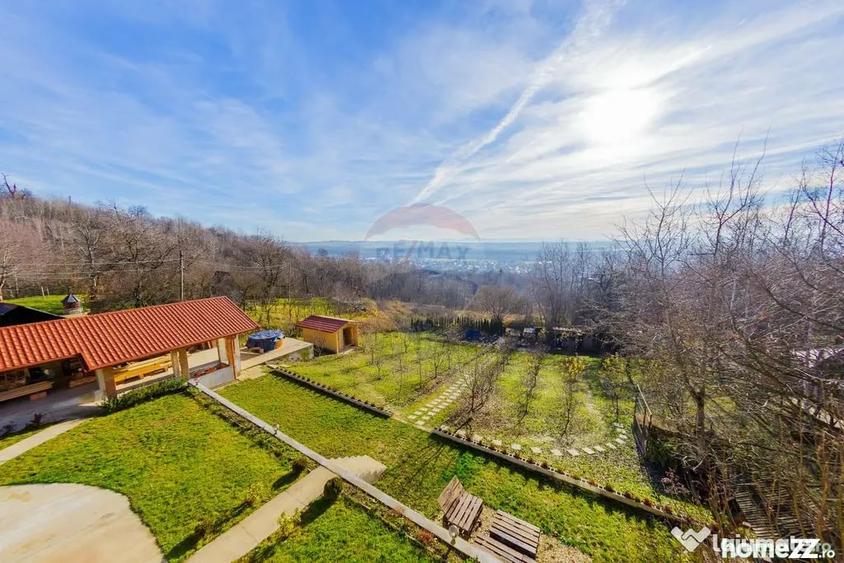 Casă cu 7 camere cu Teren 2823 Mp în Tăuții de Sus