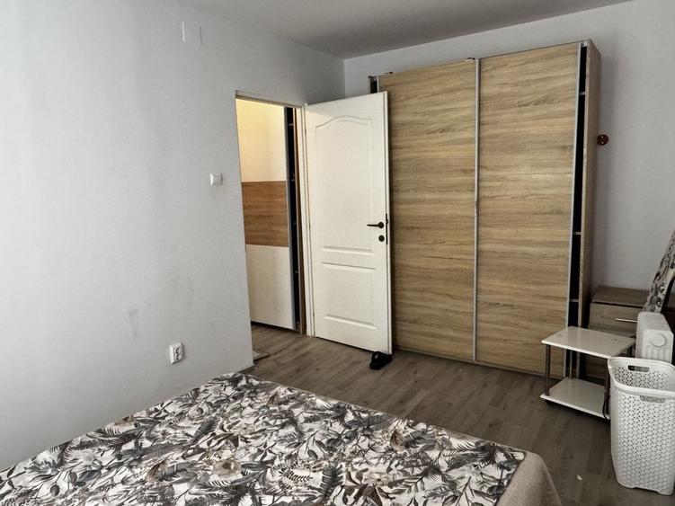 Apartament cu 3 camere semidecomandat în Exterior Vest