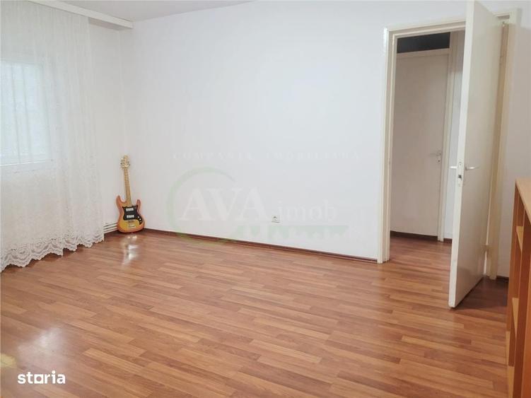 Apartament cu 3 camere semidecomandat în Mioriței
