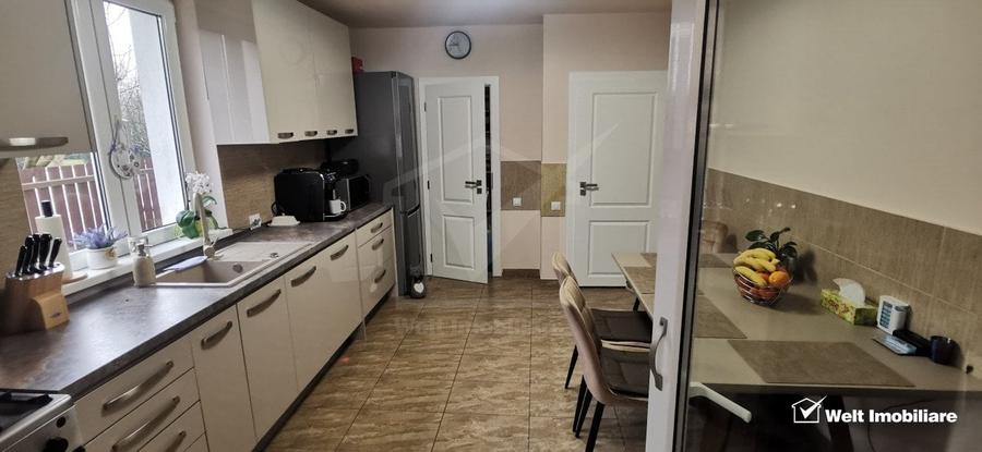 Casă individuală cu 8 camere cu Canalizare în Luna de Sus