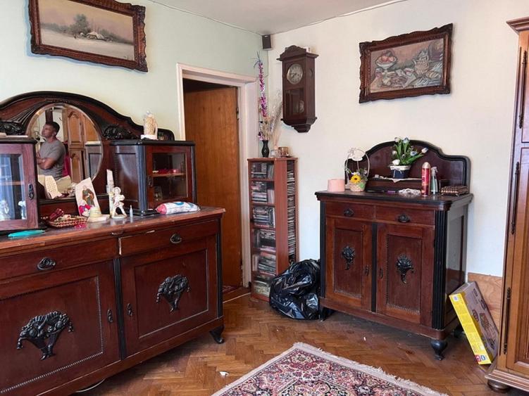 Apartament cu 4 camere semidecomandat în Gojdu