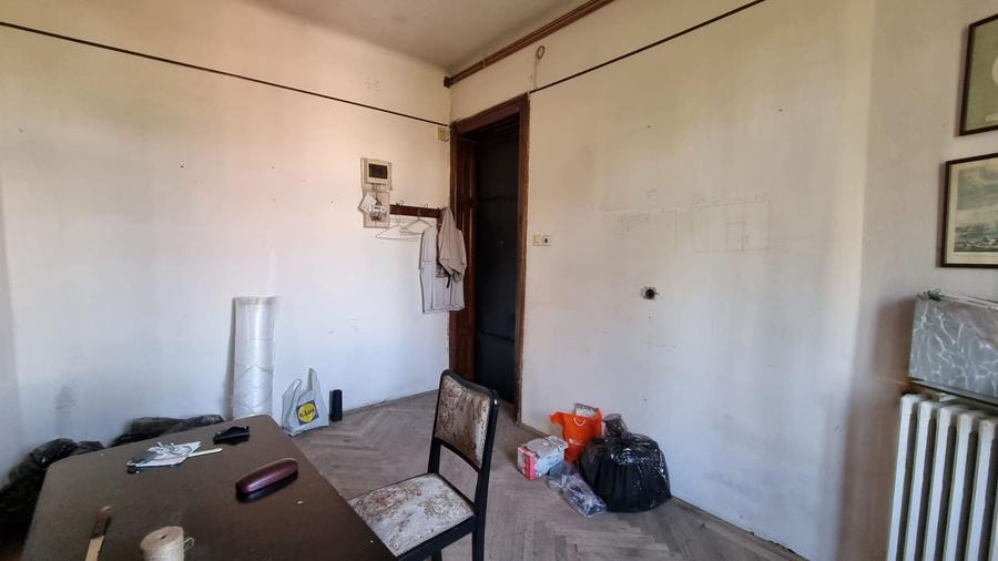 Apartament cu 3 camere semidecomandat în Cantemir