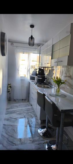 Apartament cu 3 camere semidecomandat în Spitalul Județean