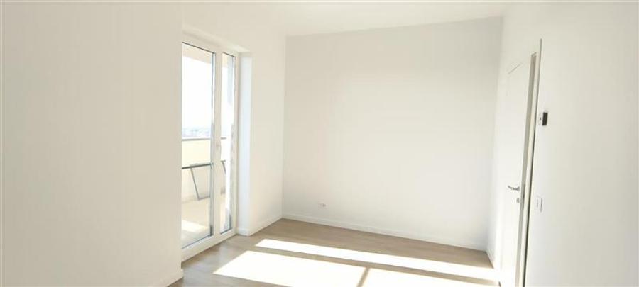 Apartament cu 3 camere nedecomandat în Aradului
