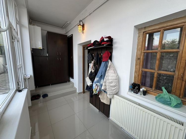 Casă individuală cu 7 camere cu Canalizare în Regie