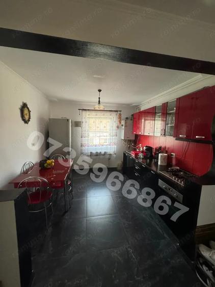 Apartament cu 3 camere semidecomandat în Girocului