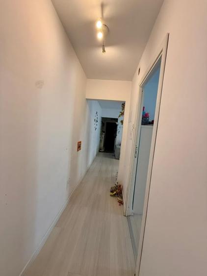 Apartament cu 3 camere semidecomandat, mobilat în Craiovița Nouă