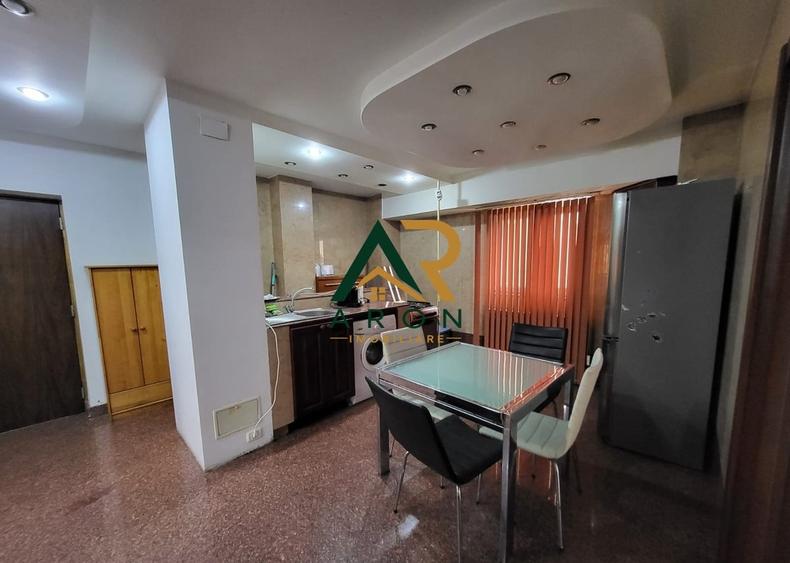 Apartament cu 3 camere semidecomandat, mobilat în P-ța Muncii