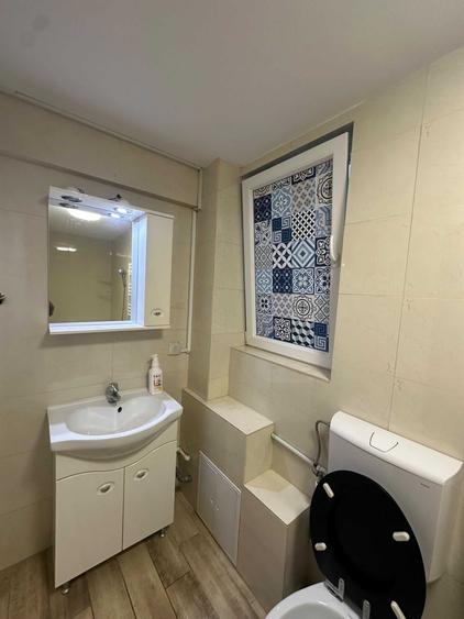 Apartament cu 3 camere semidecomandat în Bucureștii Noi