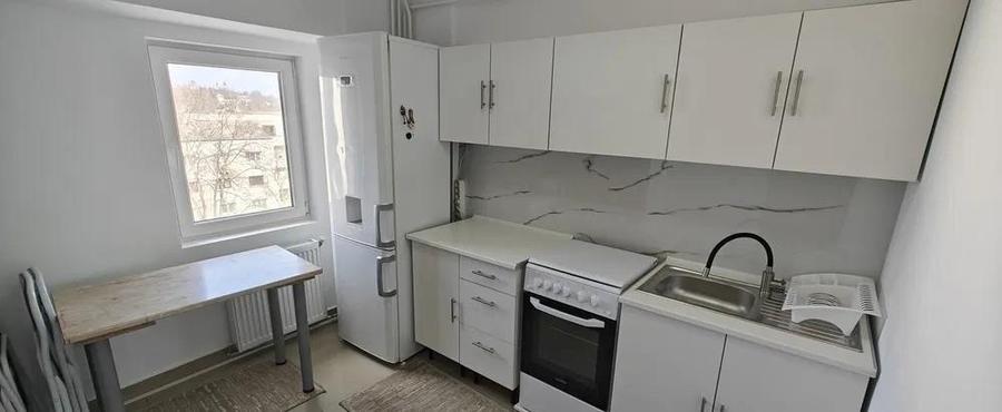 Apartament cu 4 camere decomandat, mobilat în Nicolina