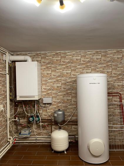 Casă individuală cu 6 camere cu Teren 240 Mp în Central