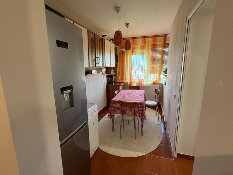 Apartament cu 4 camere decomandat, mobilat în Sărari