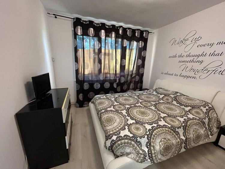 Apartament cu 3 camere semidecomandat, mobilat în Calea Galați