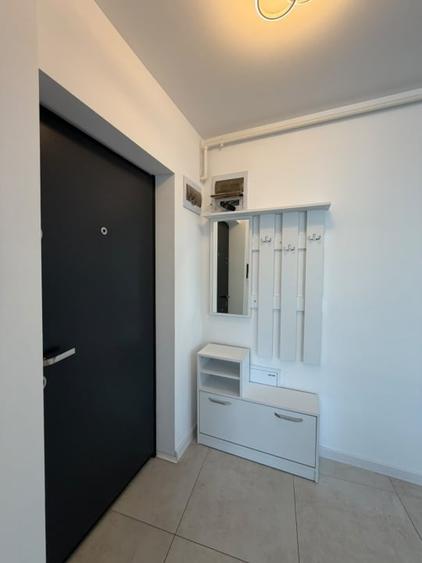 Apartament cu 3 camere semidecomandat, mobilat în Est