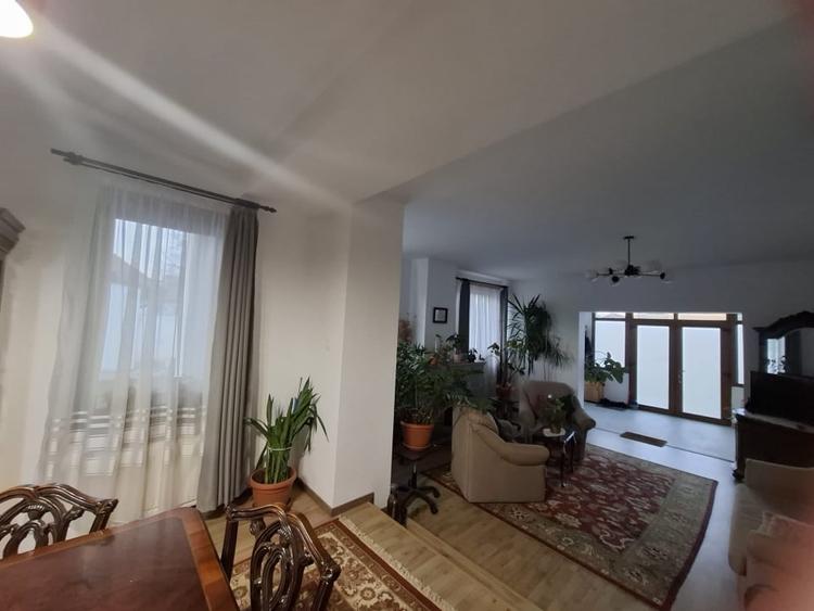 Casă individuală cu 6 camere cu Canalizare în Sânandrei