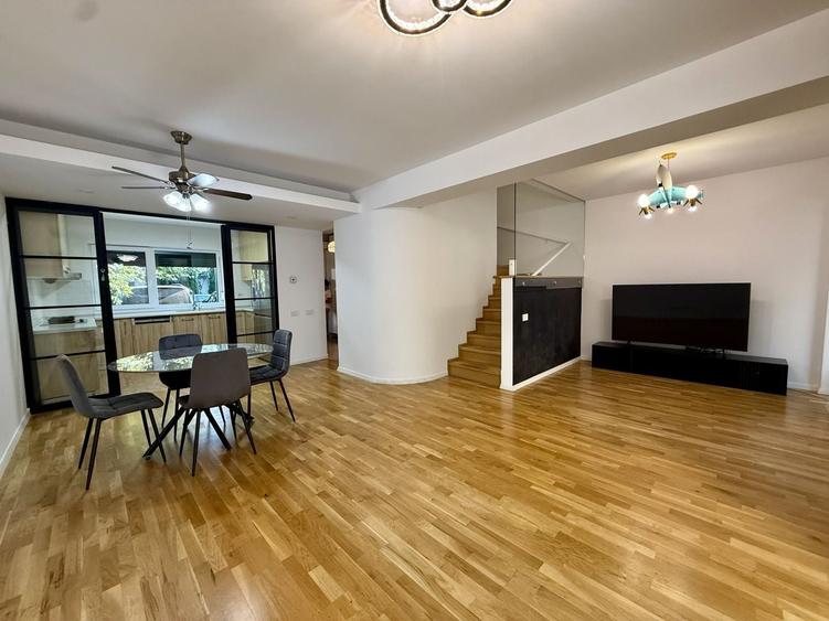Casă cu 5 camere cu Canalizare în Pipera