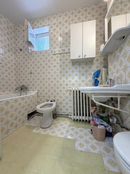 Apartament cu 3 camere semidecomandat în Punctele Cardinale