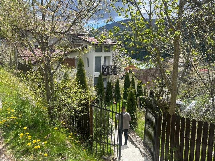 Casă cu 4 camere cu Teren 600 Mp în Central