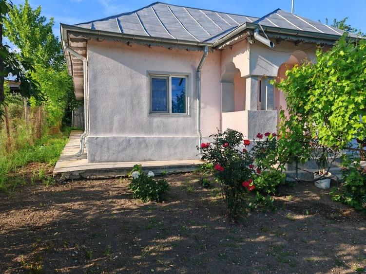Casă individuală cu 3 camere cu Teren 300 Mp în Bucșani