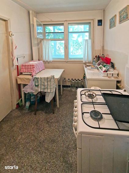 Apartament cu 3 camere semidecomandat în Crângași