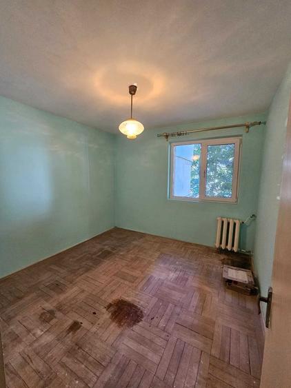 Apartament cu 4 camere semidecomandat în Sud