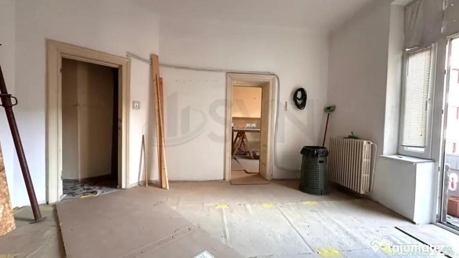 Apartament cu 5 camere semidecomandat în Universitate