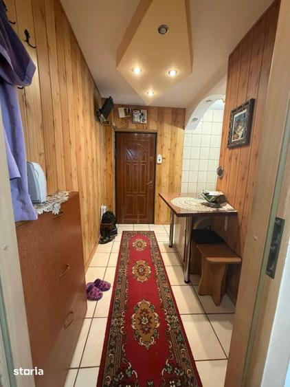 Apartament cu 3 camere semidecomandat în Craiovița Nouă