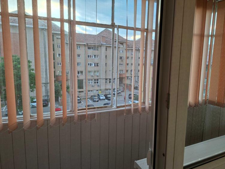Apartament cu 3 camere decomandat în Cetate