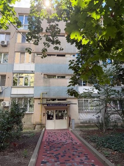 Apartament cu 3 camere semidecomandat, mobilat în Titan