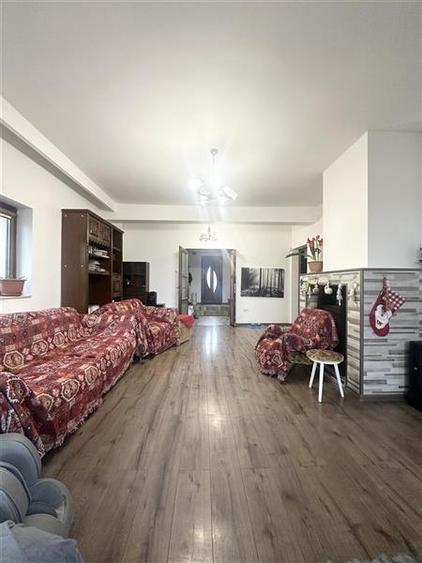 Casă individuală cu 6 camere cu Canalizare în Poiana