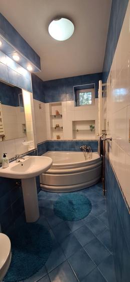 Apartament cu 3 camere semidecomandat în Pajura