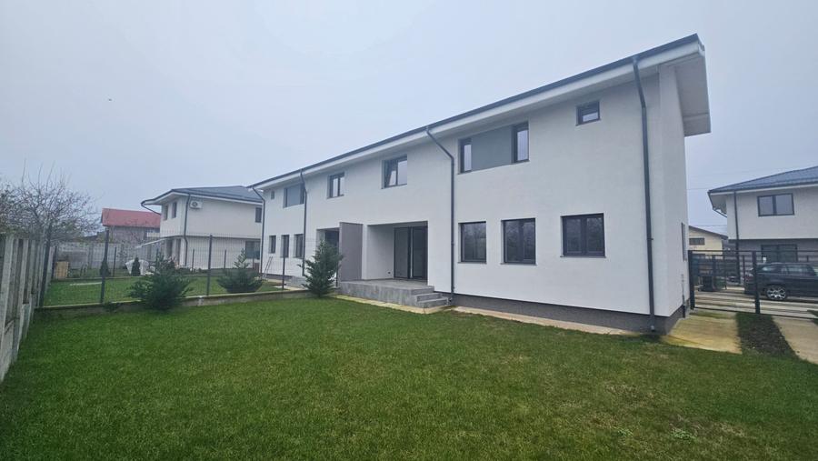 Duplex cu 4 camere cu Canalizare în Nord
