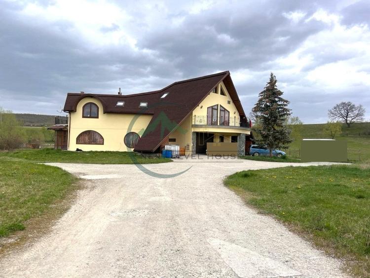 Casă individuală cu 6 camere cu Teren 27394 Mp în Nord-Est